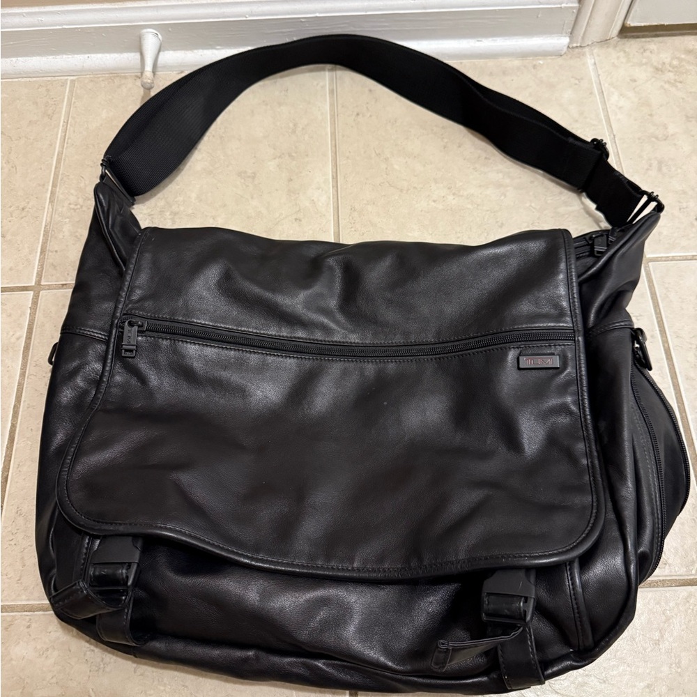 Tumi Deluxe Large Expandable Messenger Leather Bag